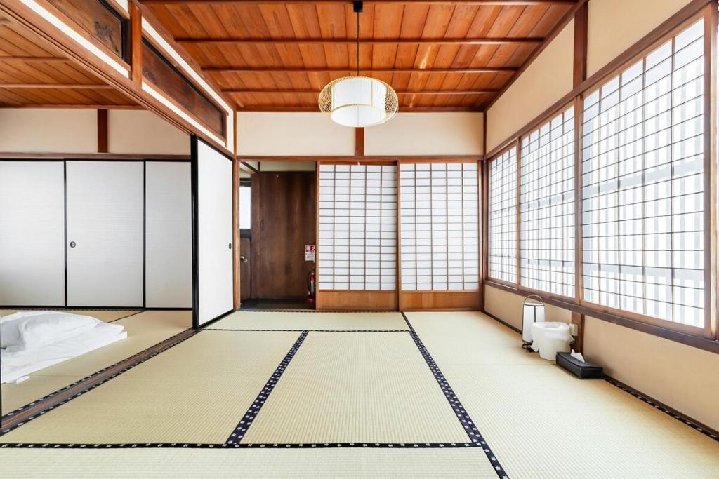 a japanese room at Manabi-stay Matsue 駅近伊勢宮町どこに行くにも最高に便利な古民家一棟貸切ホテル in Matsue
