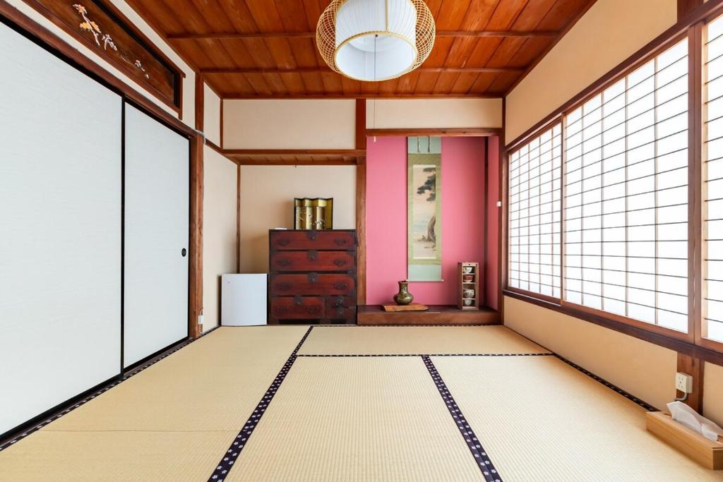 a japanese room at Manabi-stay Matsue 駅近伊勢宮町どこに行くにも最高に便利な古民家一棟貸切ホテル in Matsue
