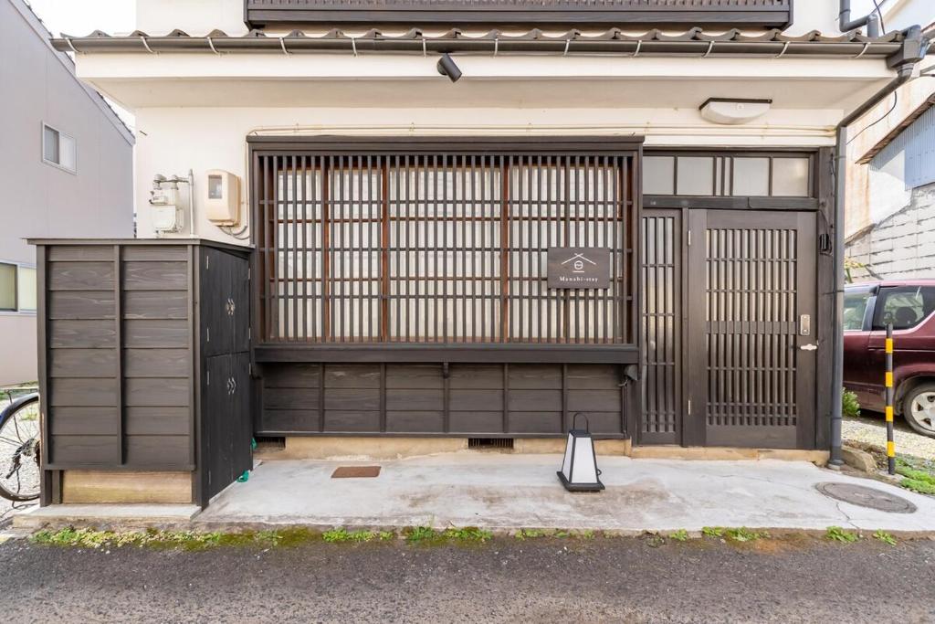 a gate in the front of a house at Manabi-stay Matsue 駅近伊勢宮町どこに行くにも最高に便利な古民家一棟貸切ホテル in Matsue
