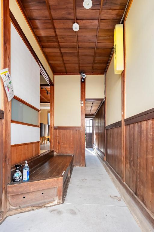 an empty hallway of a building with a wooden ceiling at Manabi-stay Matsue 駅近伊勢宮町どこに行くにも最高に便利な古民家一棟貸切ホテル in Matsue