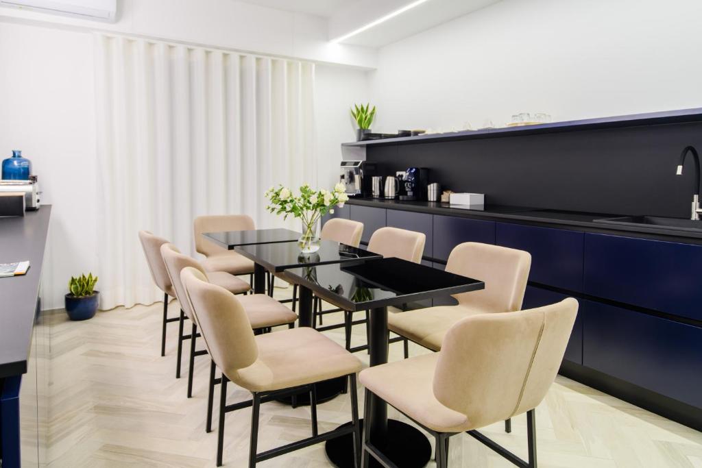 庞特卡格纳诺Shamika Luxury Rooms的一间用餐室,配有黑色的桌子和椅子