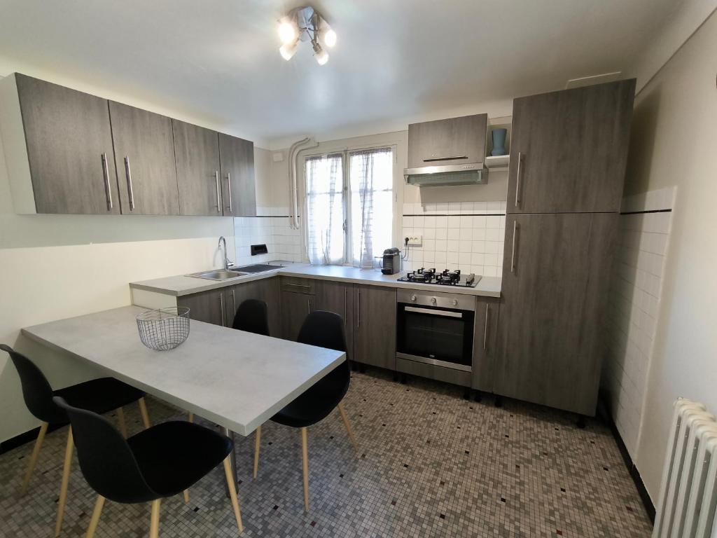 Kuchyň nebo kuchyňský kout v ubytování Appartement 4 pers, 2 chambres, en RDC d'une maison, à Luz Saint Sauveur, Hautes-Pyrénées