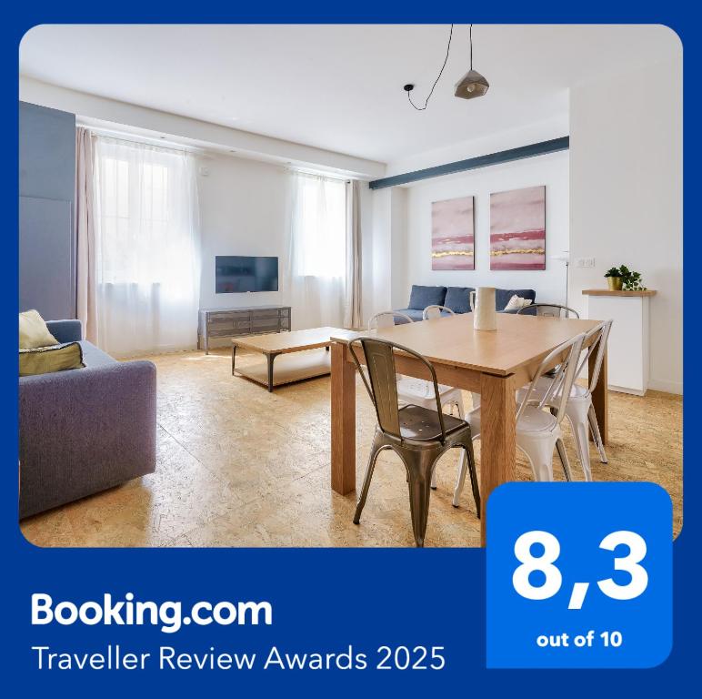 un salon avec une table et un canapé dans l'établissement NOCNOC - L'Espadrille, à Marseille