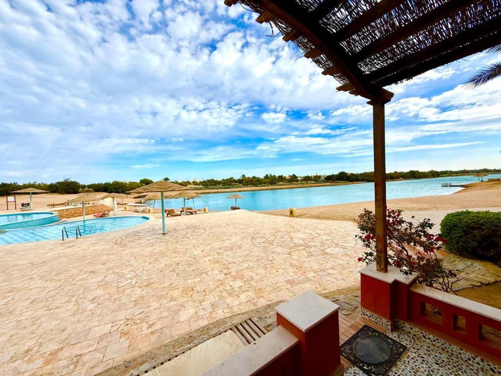 Bazén v ubytování Exquisite 1BR Chalet with Pool & Lagoon - ElGouna nebo v jeho okolí