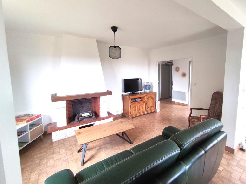 Televízia a/alebo spoločenská miestnosť v ubytovaní L'écrin de Pauline - Grande Maison au Calme à la Campagne