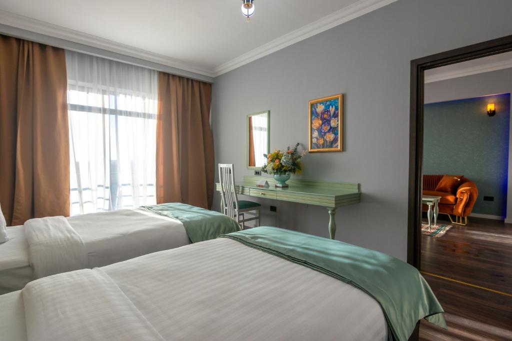 Postel nebo postele na pokoji v ubytování Phoenicia Express Hotel