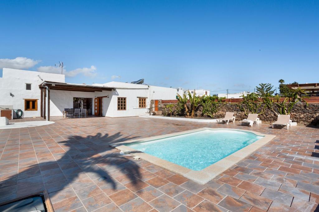 a shadow of a person in front of a swimming pool at Casa La Caldereta in Guatiza