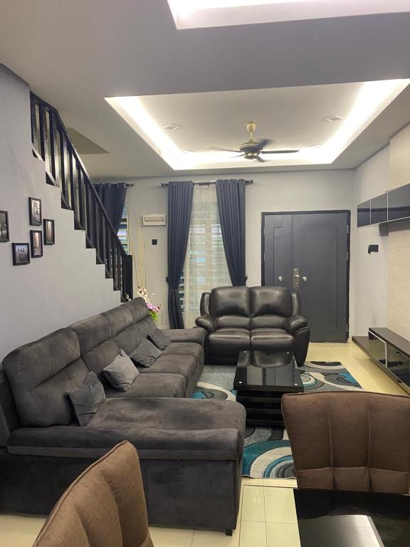 a living room with a couch and two chairs at Budget Homestay Lahat in Ipoh