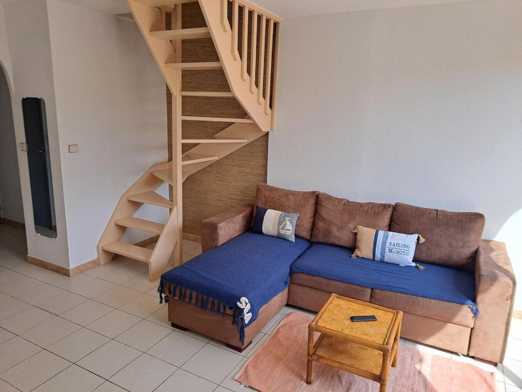 Posezení v ubytování Villa sur l'ile des marinas avec piscine, parking et ponton privé