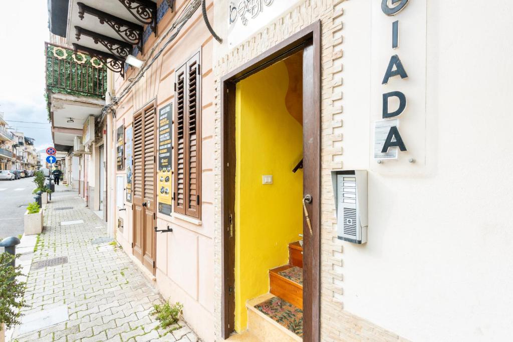 イーゾラ・デッレ・フェンミネにあるGiadaの通りの建物の黄色い扉
