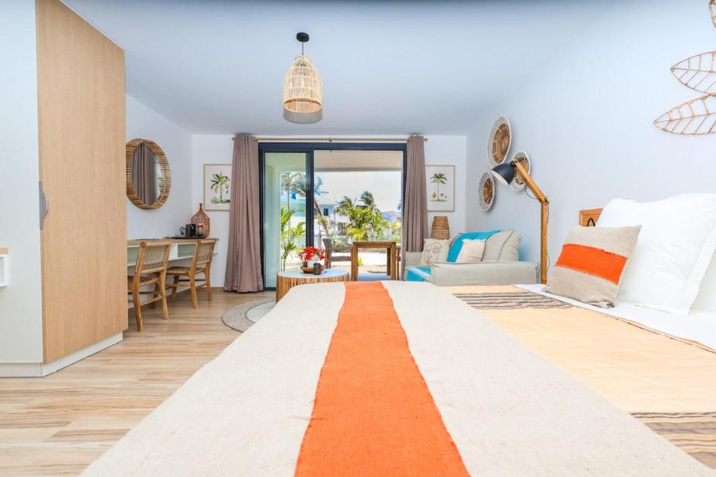 Postel nebo postele na pokoji v ubytování Luxury Studio 6 Alamanda Resort Orient Bay