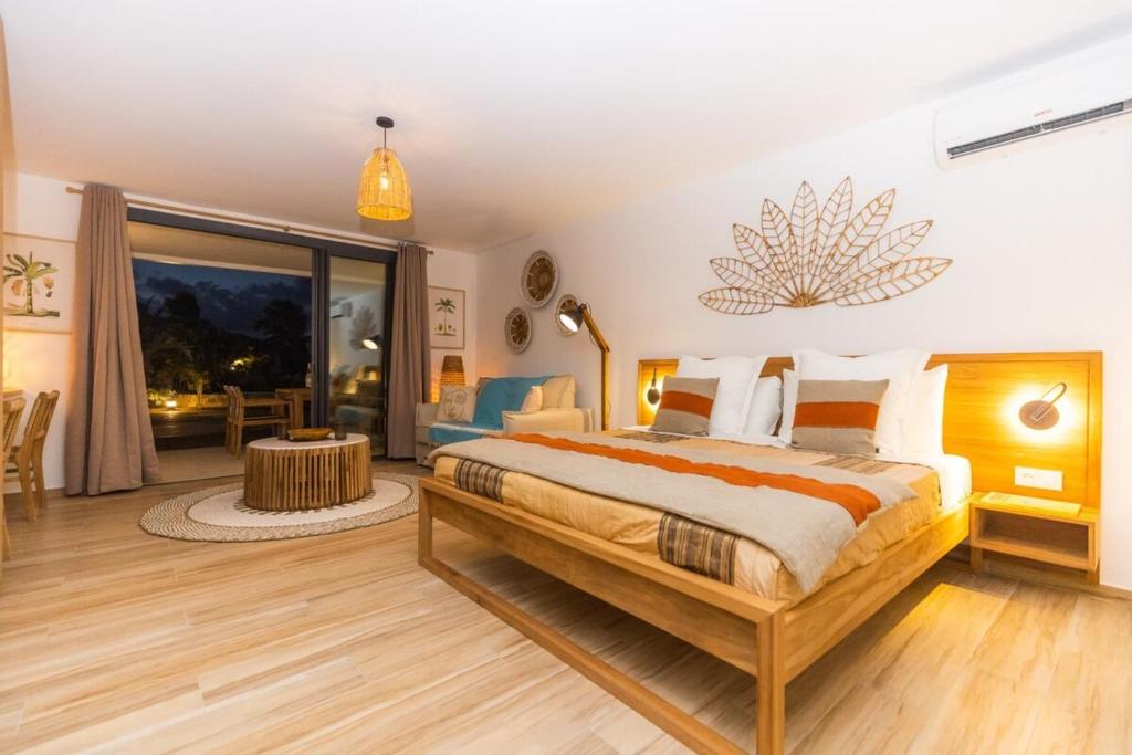 Postel nebo postele na pokoji v ubytování Luxury Studio 6 Alamanda Resort Orient Bay
