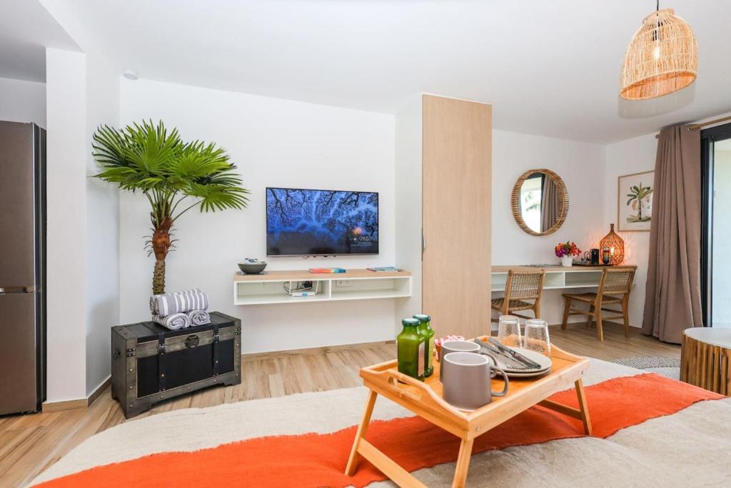 TV a/nebo společenská místnost v ubytování Luxury Studio 6 Alamanda Resort Orient Bay