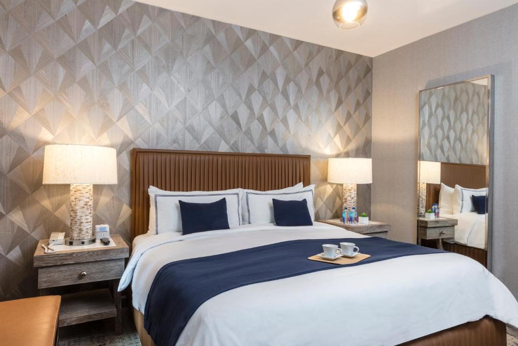 Postel nebo postele na pokoji v ubytování Artezen Hotel