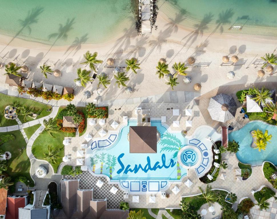 Bazén v ubytování Sandals Grande St. Lucian Spa and Beach All Inclusive Resort - Couples Only nebo v jeho okolí