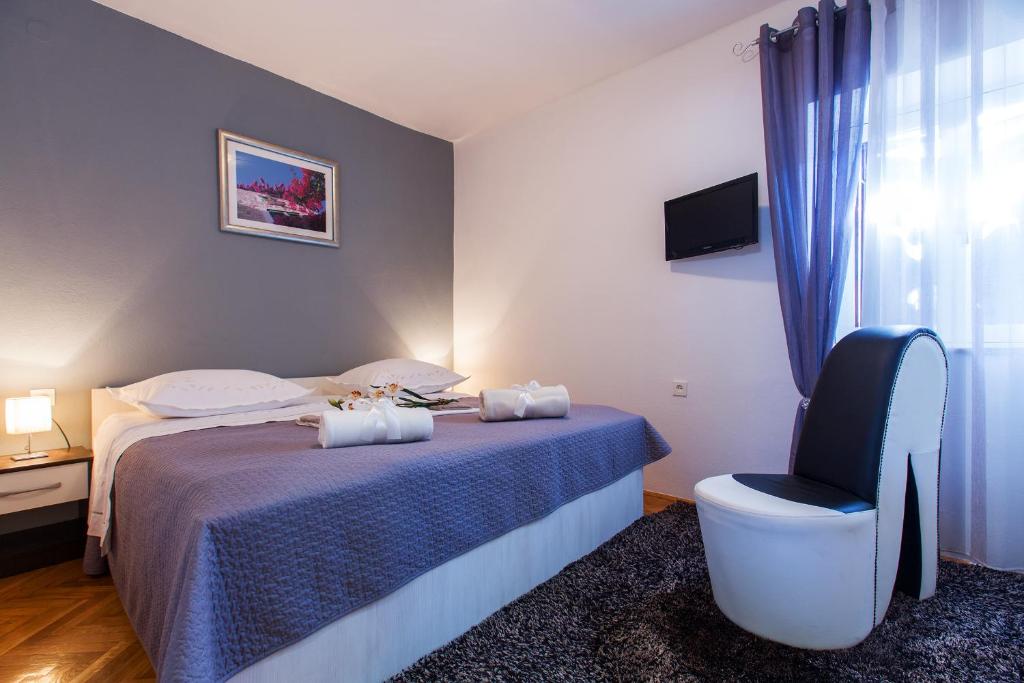 Habitación de hotel con cama y silla en Apartment near OLD TOWN, en Split