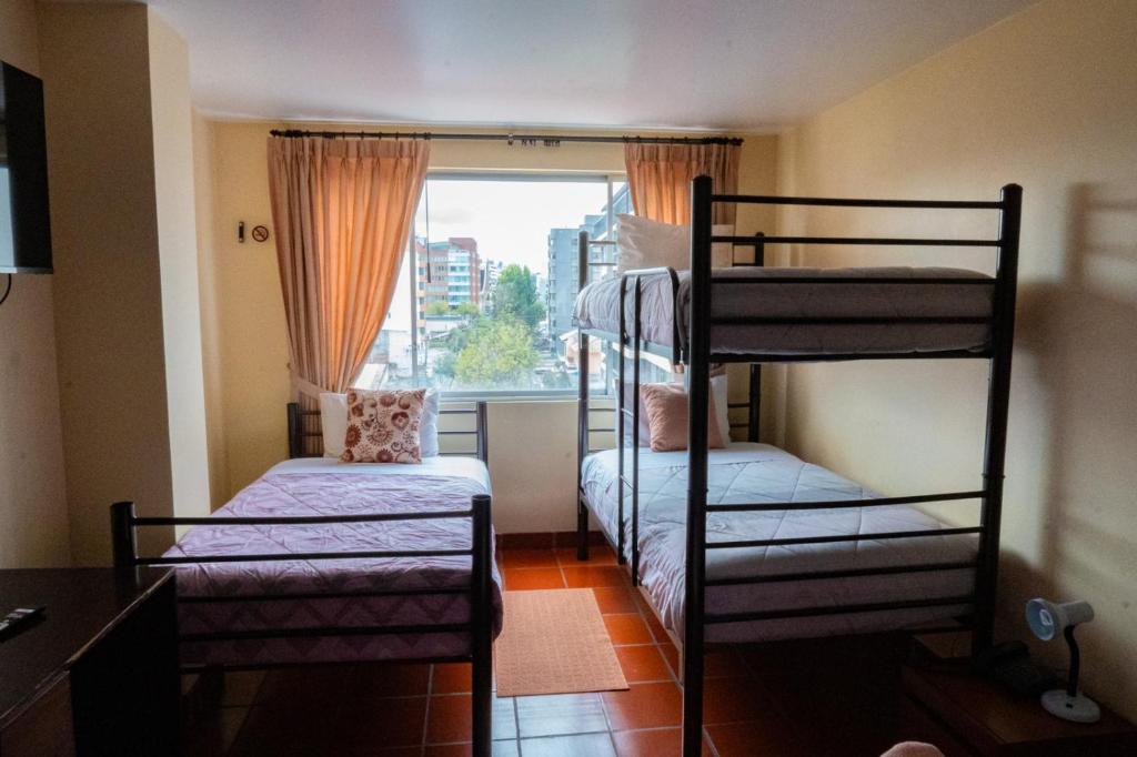Postel nebo postele na pokoji v ubytování Hotel Casa Kolping Quito
