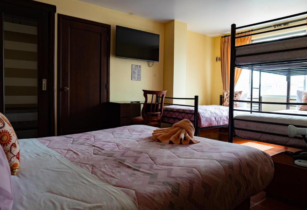 Postel nebo postele na pokoji v ubytování Hotel Casa Kolping Quito