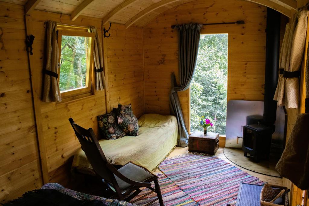 Posezení v ubytování Peggy's Cabin in the Woods