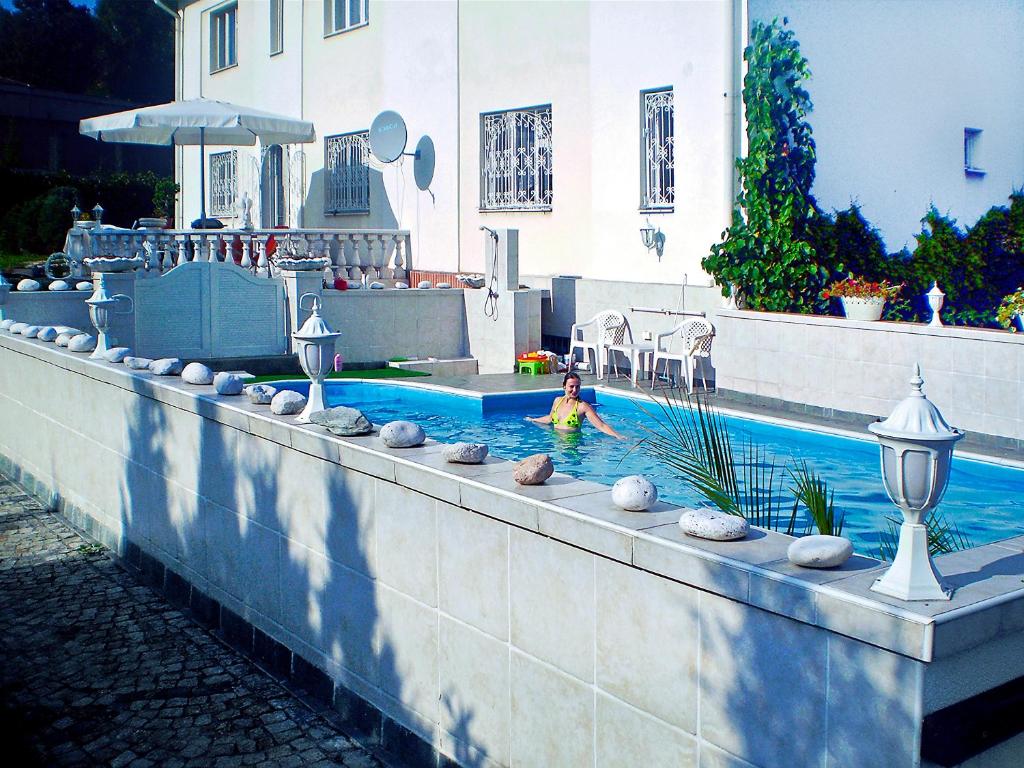 Bazén v ubytování Hotel Garni nebo v jeho okolí