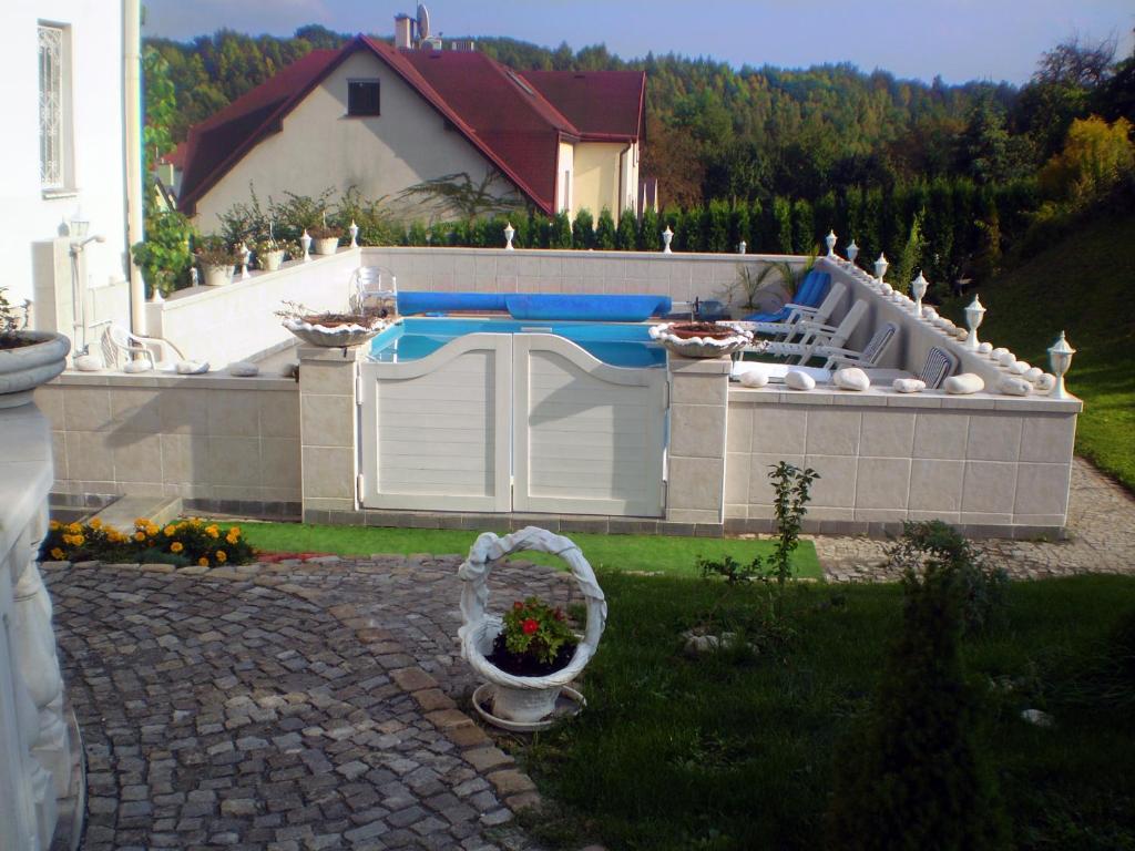 Bazén v ubytování Hotel Garni nebo v jeho okolí