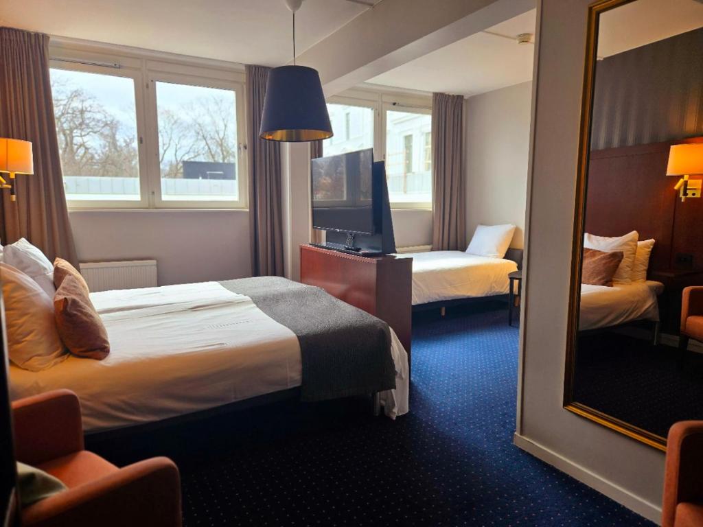 Postel nebo postele na pokoji v ubytování Vänerport Stadshotell i Mariestad