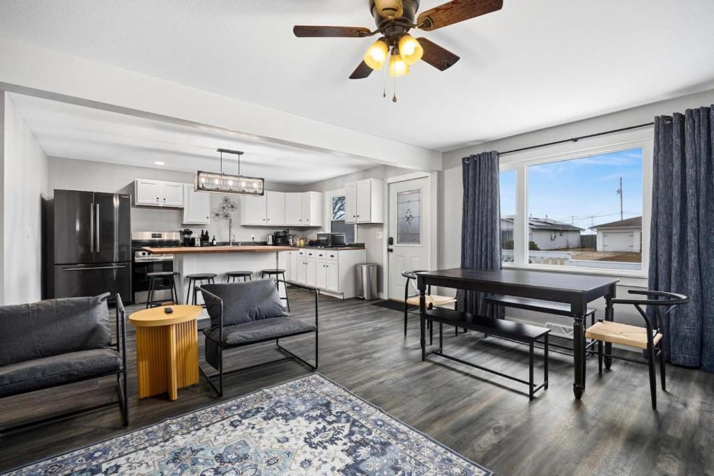 Η κουζίνα ή μικρή κουζίνα στο Relaxing 3BD Home in Morton