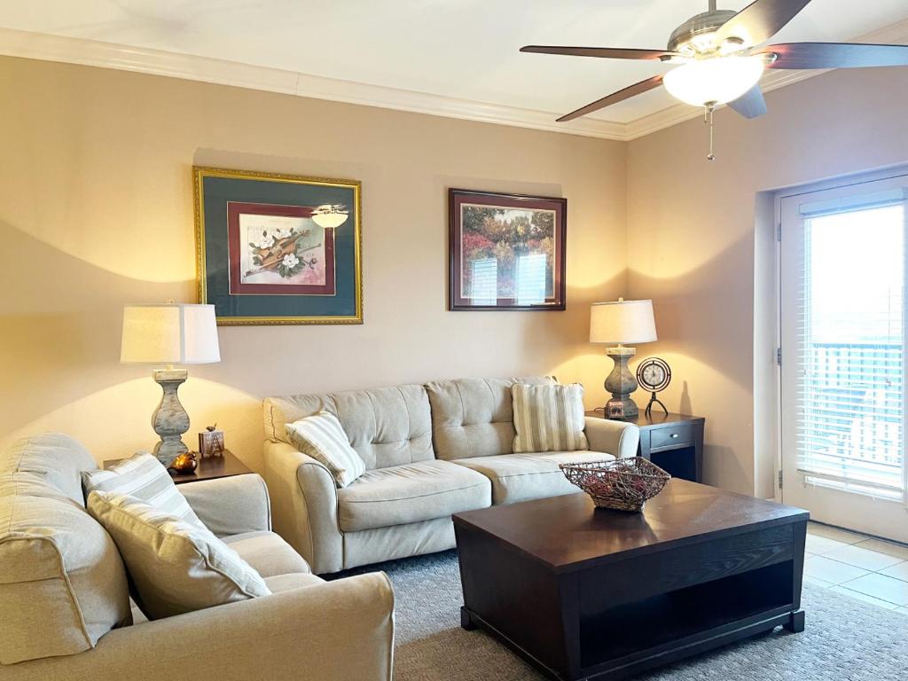 Posezení v ubytování Unit 1606 - Mountain View Condos