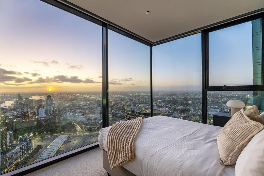 1 dormitorio con vistas a la ciudad en 2BR Apartment, Panoramic 180 Degrees Views on 52nd Floor, en Melbourne