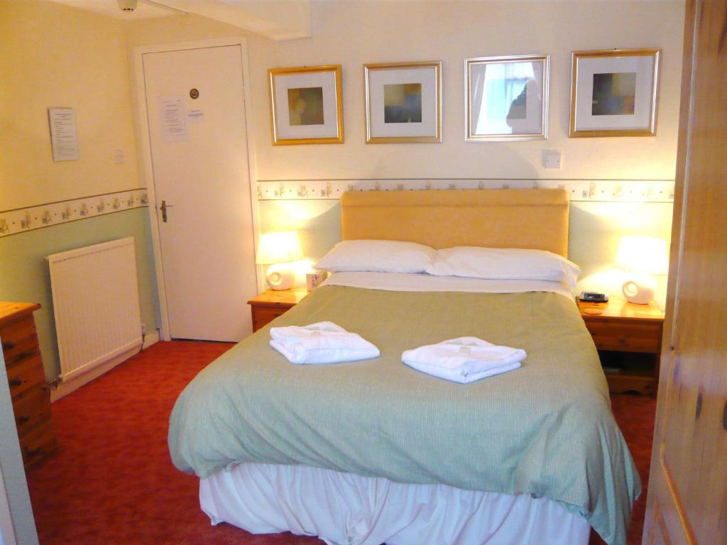 Postel nebo postele na pokoji v ubytování Craig-Ard Hotel