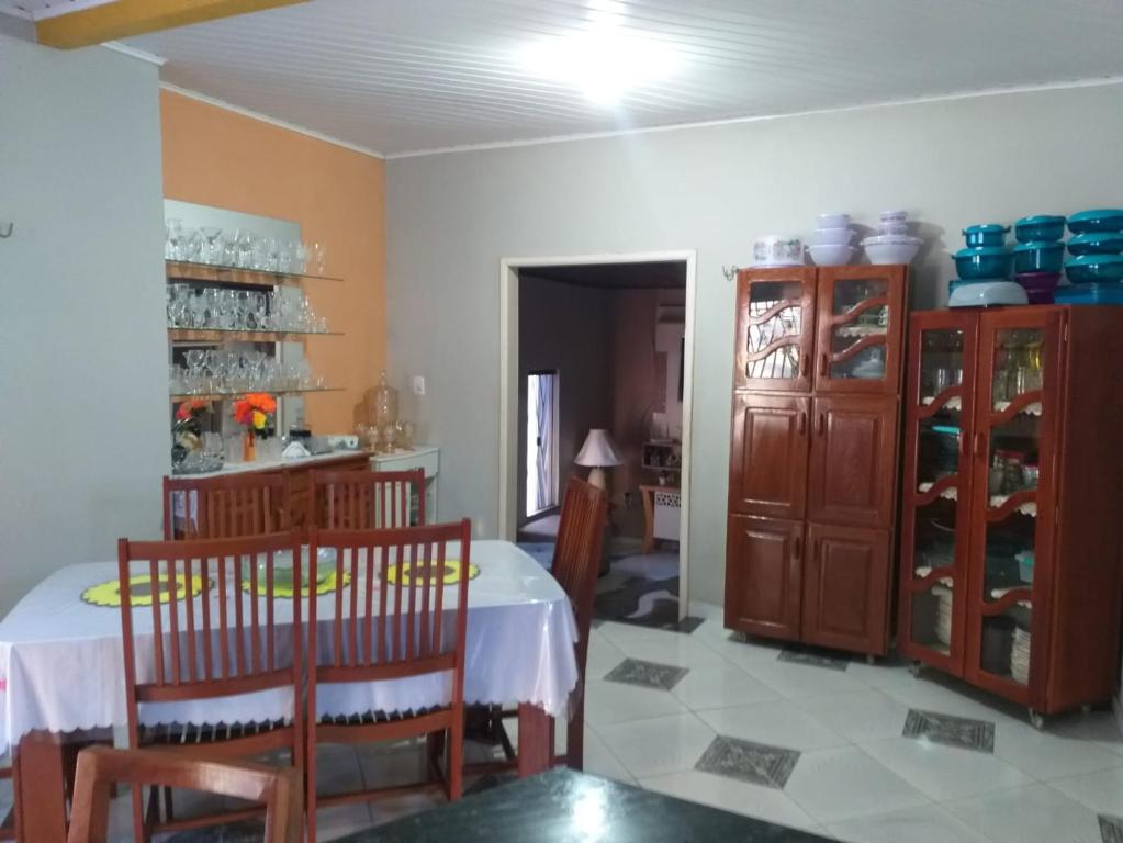 Una cocina con una mesa y un comedor. en Casa grande com 4 quartos e área de serviços e lazer, en Bragança