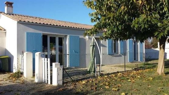 une maison bleue et blanche avec une clôture dans l'établissement Maison 4 pièces 6 couchages Saint Pierre d'Oléron SPO000-691, à Saint-Pierre-dʼOléron
