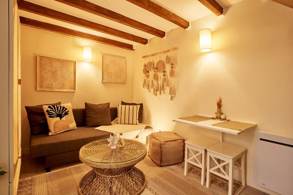 un salon avec un canapé et une table dans l'établissement Les Appartements du Bord de Mer, à Trouville-sur-Mer