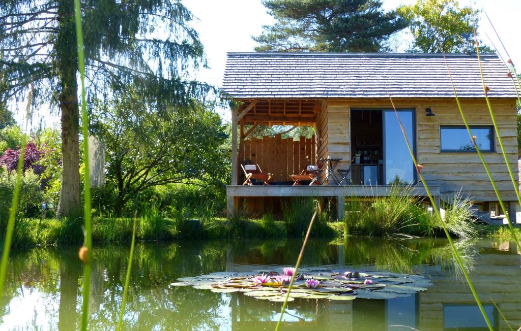 a cabin in the middle of a lake with lily pads in the water at Le bain de campagne in Montereau