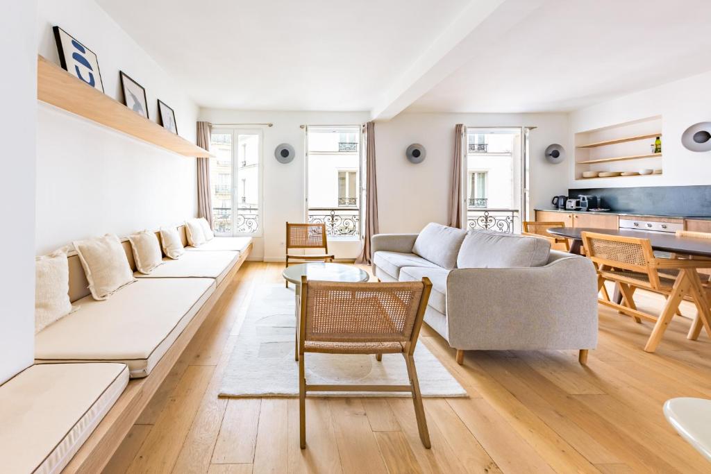 un salon avec des meubles blancs et une table dans l'établissement Cosy Apartment 1BR 4P Jardin du Luxembourg, à Paris