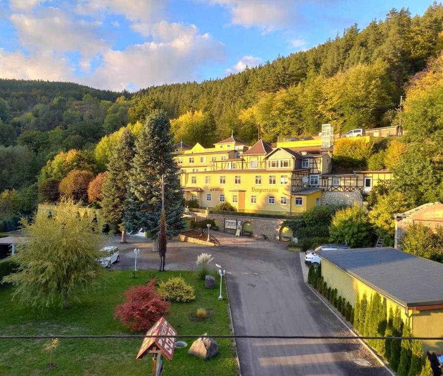 un gran edificio amarillo en medio de una ciudad en Pension Bergterrasse, en Sitzendorf