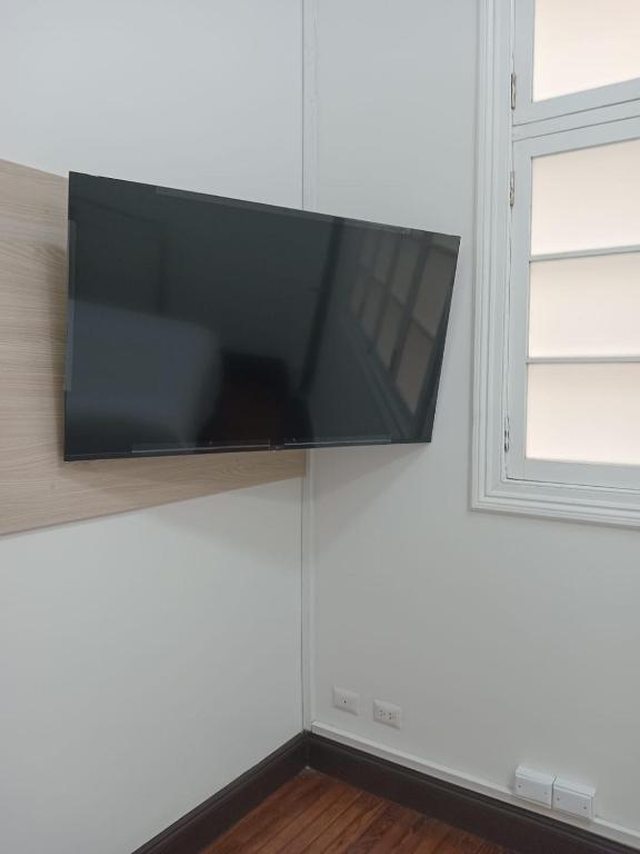 TV a/nebo společenská místnost v ubytování Colville Hospedaje, a 1 cuadra de la plaza mayor de lima