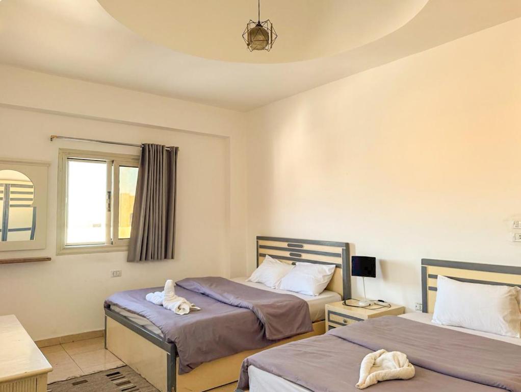 Postel nebo postele na pokoji v ubytování Sea Breeze Dahab