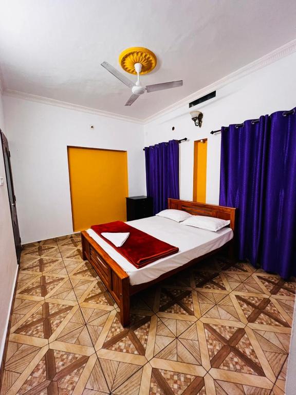 una camera con letto e soffitto di Garden Of Dreams Home stay a Cochin