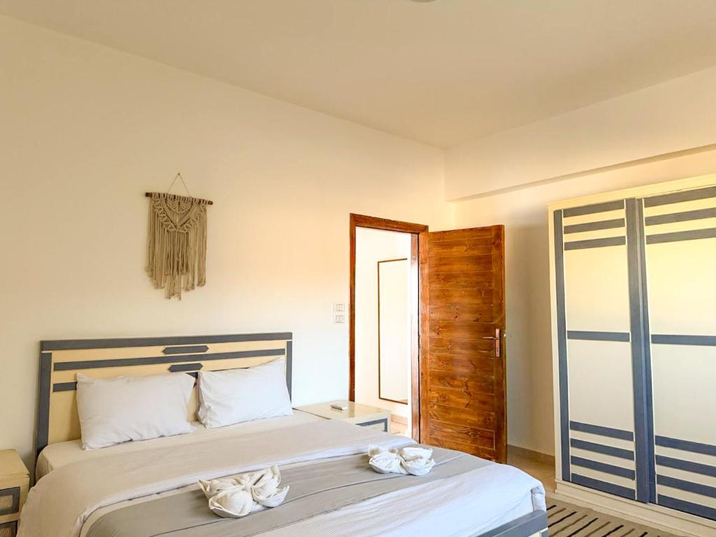 Postel nebo postele na pokoji v ubytování Sea Breeze Dahab