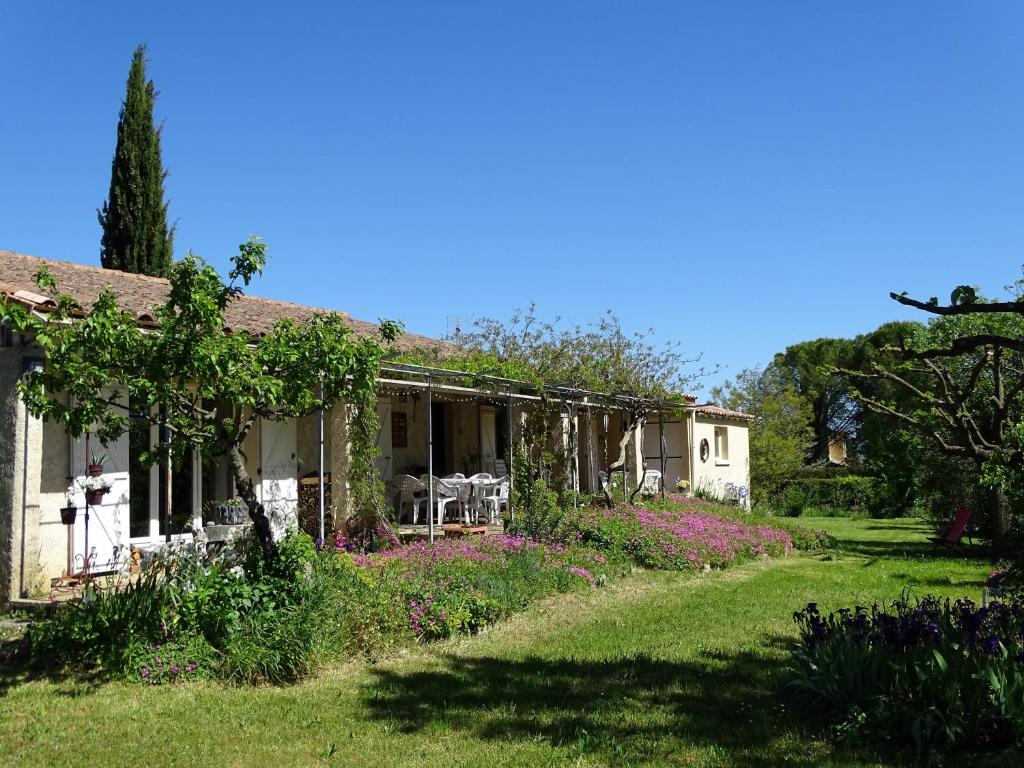 une maison ancienne avec un jardin en face dans l'établissement Longère de charme avec studio idépendant entre cèze et cevennes, à Saint-Ambroix