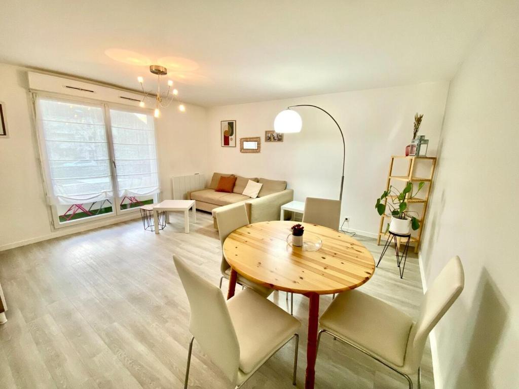 un salon avec une table et un canapé dans l'établissement Le Dolto bright for 4 people, à Poitiers