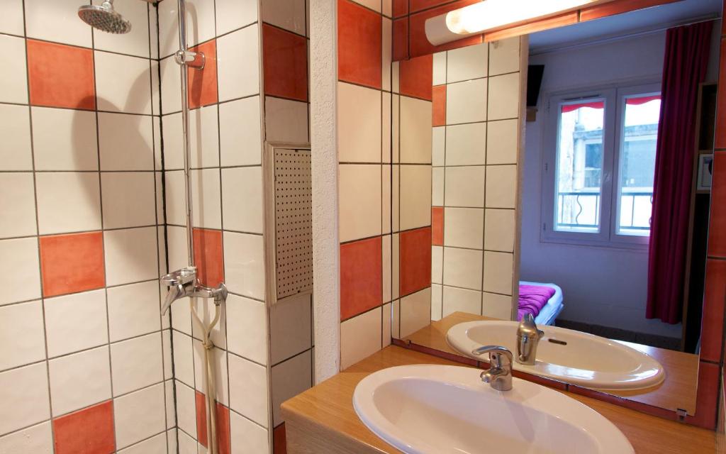 Auberge Internationale des Jeunes - Bed In 2 Mixed Dorm With Shared Bathroom