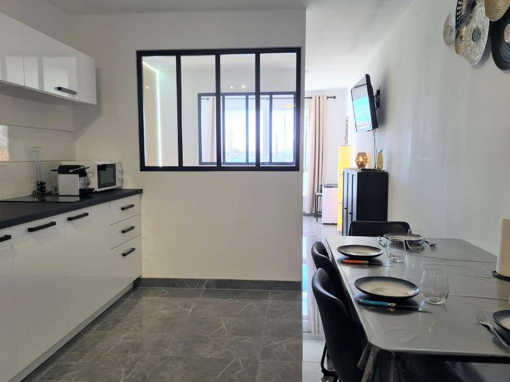 - une cuisine avec une table, des chaises et un comptoir dans l'établissement Studio 4 couchages CAP D'AGDE CT800-070, au Cap d'Agde