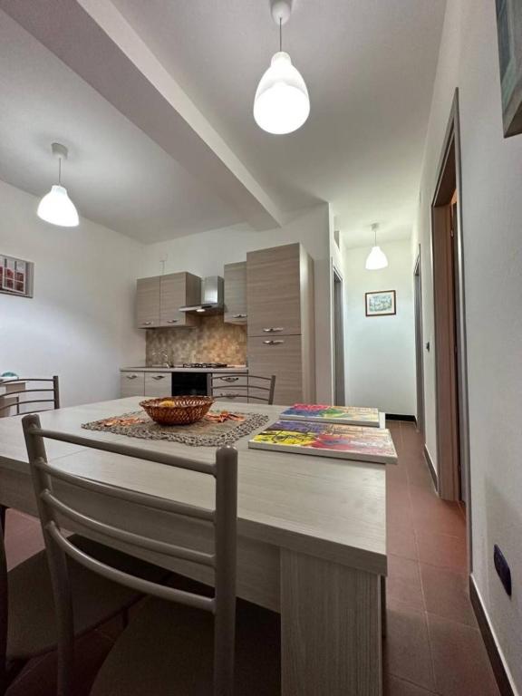 a kitchen with a table and chairs in a room at Melinda e Marlene in Ioppolo