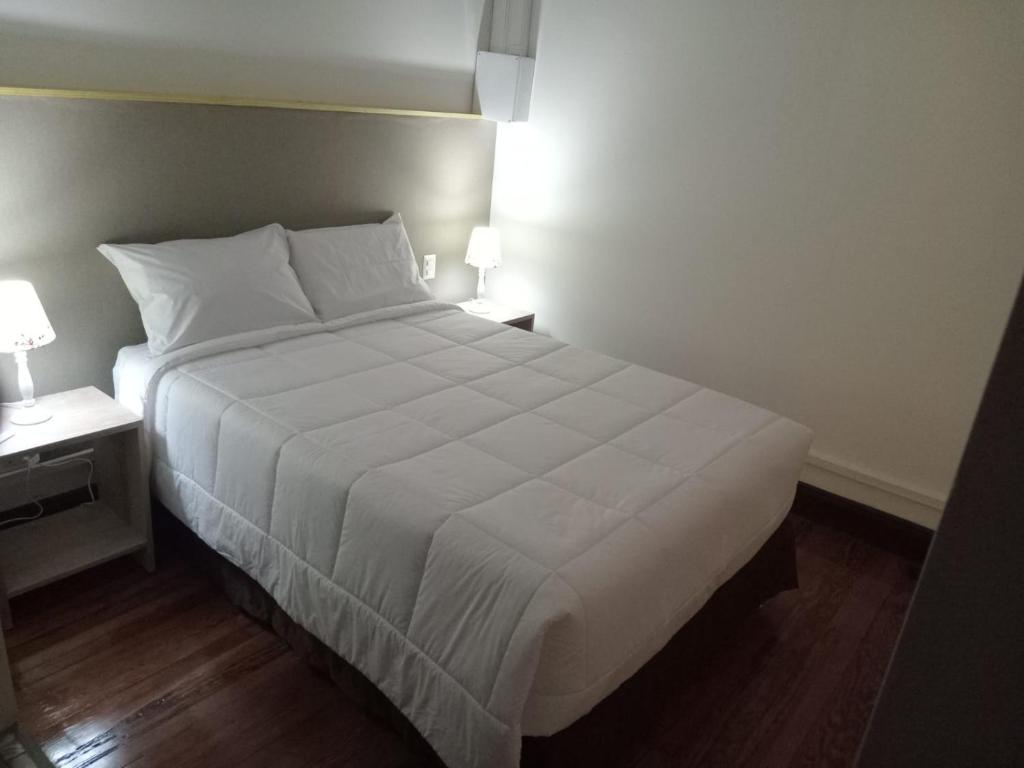 Postel nebo postele na pokoji v ubytování Colville Hospedaje, a 1 cuadra de la plaza mayor de lima
