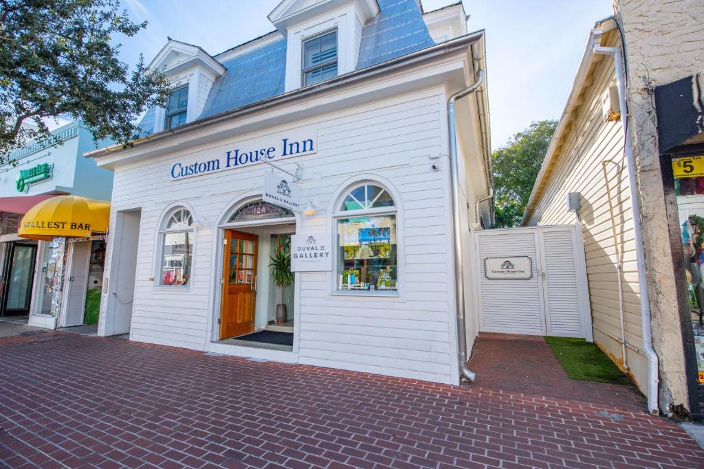 een herberg in een wit huis in een stenen straat bij Custom House Inn All in Key West