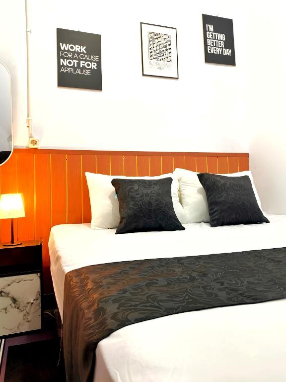 Postel nebo postele na pokoji v ubytování Jogja Day Inn