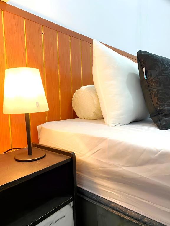 Postel nebo postele na pokoji v ubytování Jogja Day Inn
