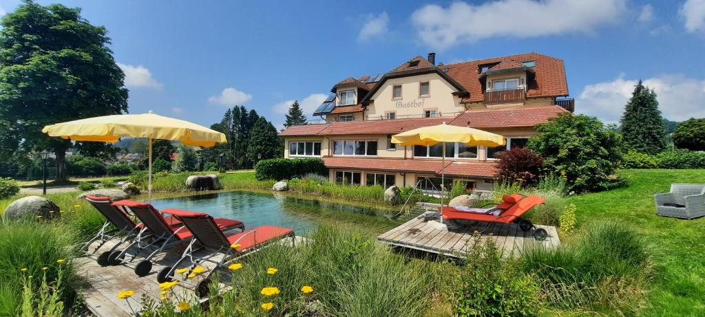 Bazén v ubytování Hotel Gasthof Jägerhaus nebo v jeho okolí